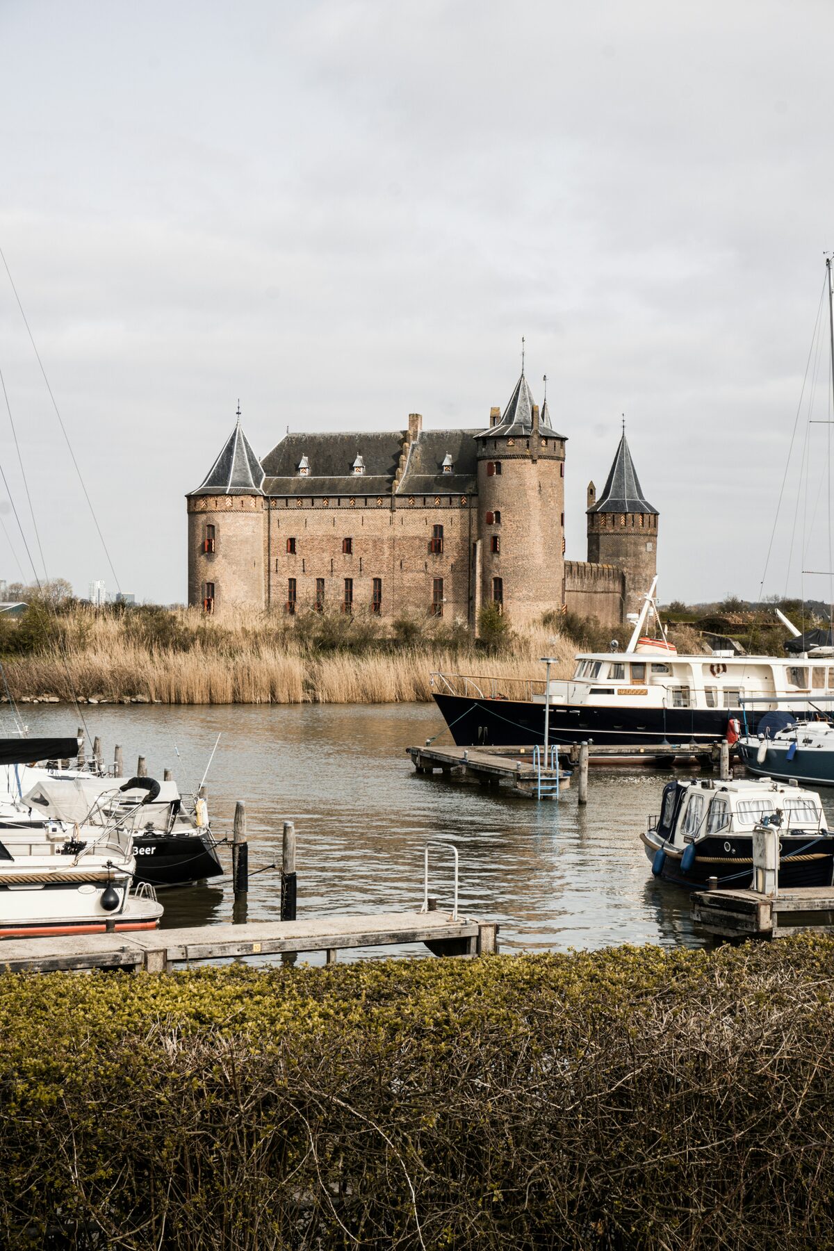 Boten aan de steiger bij het Muiderslot